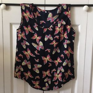 Sleeveless shirt with butterfly designs